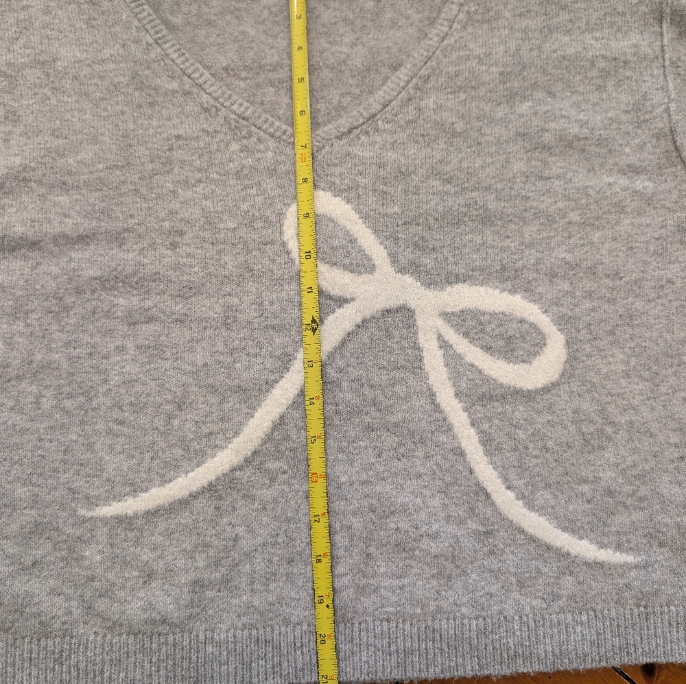 American Eagle Outfitters Light Gray V-Neck Sweater with Cream Bow - Picture 6 of 6
